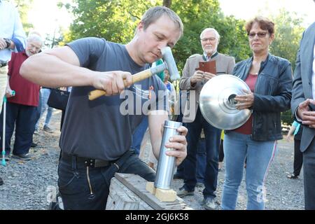 Stiege, Deutschland. September 2021. Der Handwerker Thomas Müller schießt die Zeitkapsel für den Turm der Stabkirche. Die in Deutschland einzigartige Holzkirche im norwegischen Drachenstil war aus dem Wald im Harz nach Stiege verlegt worden. In wenigen Wochen sollten der Umzug und der Wiederaufbau abgeschlossen sein. Quelle: Matthias Bein/dpa-Zentralbild/ZB/dpa/Alamy Live News Stockfoto