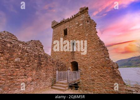 Grant Tower des Urquhart Castle bei Sonnenuntergang am Loch Ness in Schottland, Großbritannien. In der Nähe von Drumnadrochit Dorf. Es ist eines der besten Stockfoto