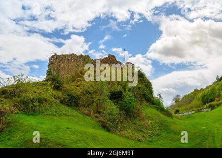 Urquhart Castle neben Loch Ness in Schottland, Großbritannien. In der Nähe von Drumnadrochit und Inverness. Es ist eines der meistbesuchten Schlösser für die Stockfoto