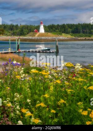 USA, Maine, Lubec. Mulholland Point Leuchtturm aus der Stadt Lubec, Maine. Stockfoto