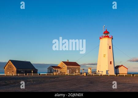 Kanada, New Brunswick, Miscou Island. Miscou Leuchtturm bei Sonnenuntergang. Stockfoto