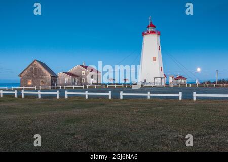 Kanada, New Brunswick, Acadian Halbinsel, miscou Island, miscou Leuchtturm, Sonnenuntergang mit Vollmond Stockfoto