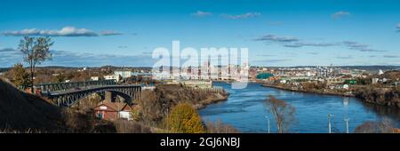 Kanada, New Brunswick, Saint John, Skyline der Stadt und die Reversing Falls Bridge Stockfoto