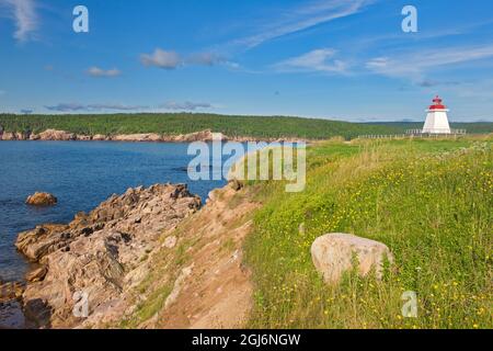 Kanada, Nova Scotia, Cape Breton Island. Leuchtturm und felsige Küste entlang der Cabot Strait. Kredit als: Mike Grandmaison / Jaynes Gallery / DanitaDelim Stockfoto