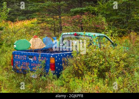 Kanada, Nova Scotia, Murphys Cove, Volkskunst und lackiert Pickup Truck Stockfoto