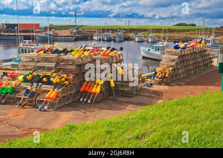 Kanada, Prince Edward Island, Sea Cow Pond. Hummerfallen und Bojen im Küstendorf. Kredit als: Mike Grandmaison / Jaynes Gallery / DanitaDelimont. Stockfoto