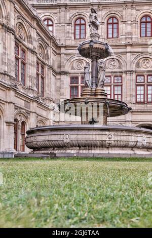 Europa, Österreich, Wien, Innenstadt (UNESCO-Weltkulturerbe), Ein Brunnen vor der Staatsoper Stockfoto