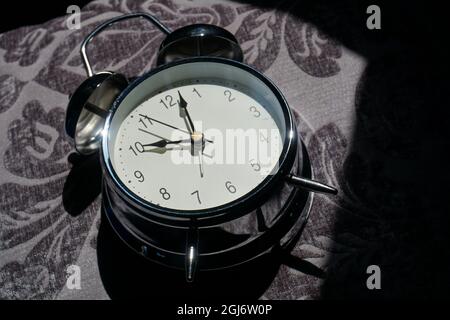 Nahaufnahme eines klassischen Weckers mit zwei Glocken Stockfoto
