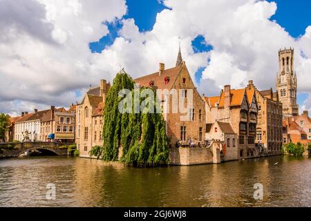 Rozenhoedkaai-Kanal mit Belfort-Turm, Brügge, Westflandern, Belgien. Stockfoto