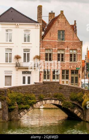 Steinbrücke über die Kanalszene, Brügge, Westflandern, Belgien. Stockfoto