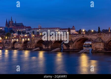Karlsbrücke mit Prager Burg bei Sonnenaufgang in Prag, Tschechische Republik Stockfoto