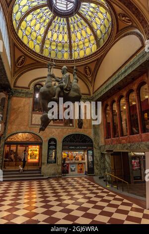 Statue des Königs Wenzel, der im Jugendstil-Palast Lucerna in Prag, Tschechische Republik, ein umgedrehtes totes Pferd reitet Stockfoto