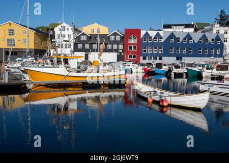 Dänemark, Färöer Torshavn. Hauptstadt der Färöer. Am frühen Morgen Reflexionen in den Hafen der alten Stadt. Stockfoto