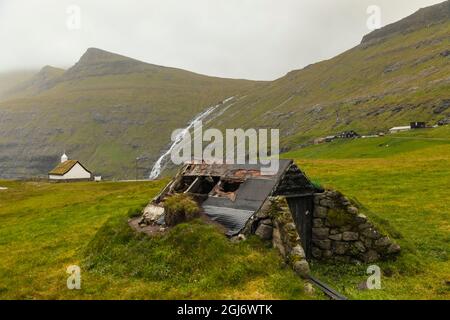 Europa, Färöer. Blick auf das Dorf Saksun und Wasserfälle auf der Insel Streymoy. Stockfoto