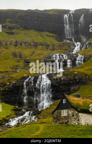 Europa, Färöer. Blick auf das Dorf Saksun und Wasserfälle auf der Insel Streymoy. Stockfoto