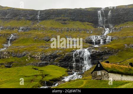 Europa, Färöer. Blick auf das Dorf Saksun und Wasserfälle auf der Insel Streymoy. Stockfoto