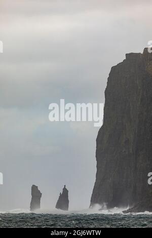 Europa, Färöer. Blick während eines Sturms von Eiskollur und den Zwillingsstapeln von Risin und Kellingin aus dem Dorf Tjornuvík auf der Insel Streymoy. Stockfoto