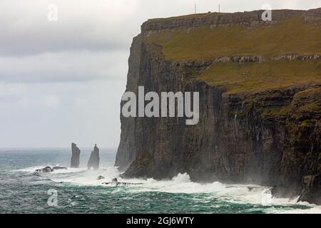Europa, Färöer. Blick während eines Sturms von Eiskollur und den Zwillingsstapeln von Risin und Kellingin aus dem Dorf Tjornuvík auf der Insel Streymoy. Stockfoto