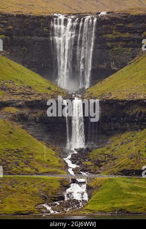 Europa, Färöer. Blick auf den Wasserfall, der auf den Färöern an einem Hang abstürzt. Stockfoto