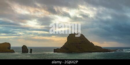 Europa, Färöer. Luftaufnahme von Drangarnir und Tindholmur vor der Küste der Insel Vagar. Stockfoto