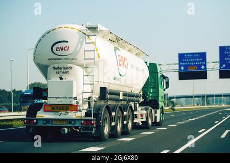 Seitenansicht des neuen Mercedes Cargo Lkw Actros mit zementhaltiger Schwester Stockfoto
