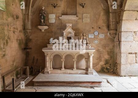 Europa, Frankreich, Haute-Vienne, Oradour-sur-Glane. Altar in der zerstörten Steinkirche im Märtyrerdorf Oradour-sur-Glane. (Nur Für Redaktionelle Zwecke) Stockfoto