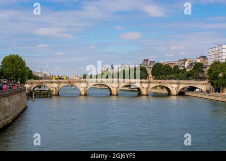 Pont Neuf Brücke über die seine mit dem Louvre dahinter, Paris, Frankreich. Stockfoto