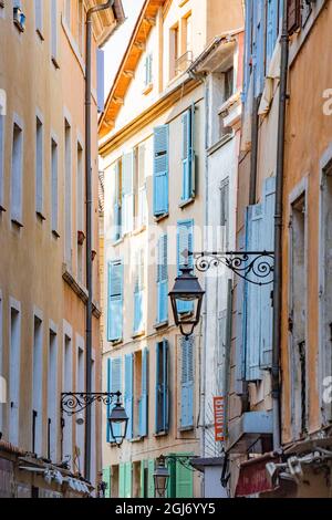 Lamppost und Fenster von Manosque Haus in der Provence Region Südfrankreich. Stockfoto