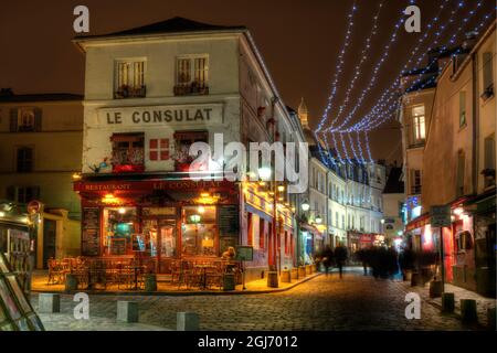 Nächtliche Straßenszene im Viertel Montmartre in Paris, Frankreich. Stockfoto