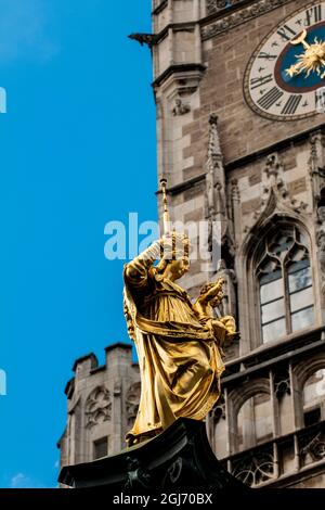 Die goldene Mariensäule auf dem Marienplatz, München, Bayern, Deutschland. Stockfoto