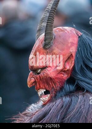 Krampuslauf während des Advents in München, einer alten alpinen Tradition, die zu Weihnachten in Bayern, Österreich und Südtirol stattfindet. Stockfoto