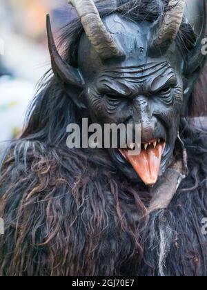 Krampuslauf während des Advents in München, einer alten alpinen Tradition, die zu Weihnachten in Bayern, Österreich und Südtirol stattfindet. Stockfoto