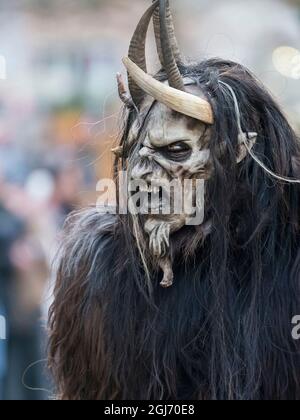 Krampuslauf während des Advents in München, einer alten alpinen Tradition, die zu Weihnachten in Bayern, Österreich und Südtirol stattfindet. Stockfoto