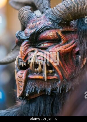 Krampuslauf während des Advents in München, einer alten alpinen Tradition, die zu Weihnachten in Bayern, Österreich und Südtirol stattfindet. Stockfoto