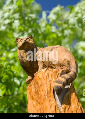 Europäische Wildkatze aus Holz geschnitzt. Das Symbol und Maskottchen des Naturparks Thüringer Wald, der zum UNESCO-Weltkulturerbe gehört. Urbuche Stockfoto