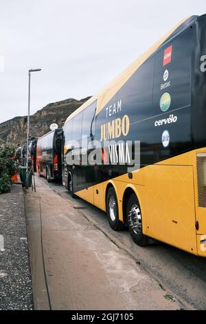 Mannschaftsbusse versammelten sich an der West Shore, Llandudno, um die Etappe 4 der Tour of Britain 2021 zu beenden Stockfoto