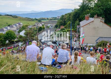 Die Zuschauer säumen den steilen Aufstieg auf den Great Orme, Llandudno, um die Tour of Britain 2021 Etappe 4 zu beenden Stockfoto