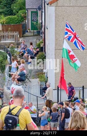 Zuschauer in bester Lage für den steilen Aufstieg auf die Great Orme, Llandudno für das Ziel der Tour of Britain 2021 Etappe 4 Stockfoto