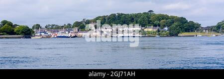 Strangford Village Conservation Area mit beiden Strangford Fähren, County Down, Nordirland. Stockfoto