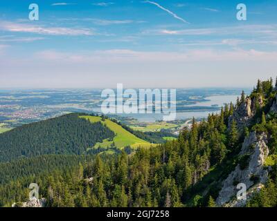 Blick auf den Chiemsee und die Ausläufer der Alpen bei Rosenheim und Prien. Europa, Deutschland, Bayern Stockfoto