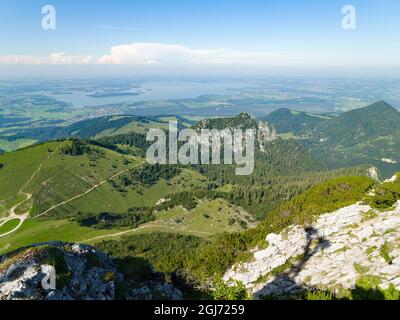 Blick auf den Chiemsee und die Ausläufer der Alpen bei Rosenheim und Prien. Europa, Deutschland, Bayern Stockfoto