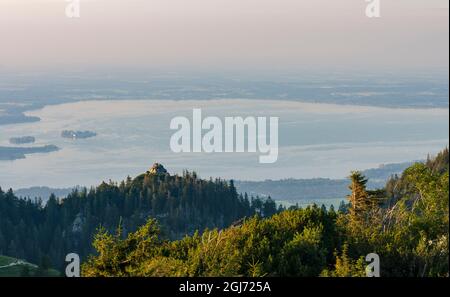 Blick auf den Chiemsee und die Ausläufer der Alpen bei Rosenheim und Prien. Europa, Deutschland, Bayern Stockfoto