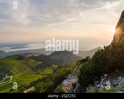 Blick auf den Chiemsee und die Ausläufer der Alpen bei Rosenheim und Prien. Europa, Deutschland, Bayern Stockfoto