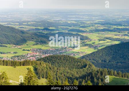 Blick auf die Ausläufer der Chiemgauer Alpen und die Stadt Aschau in Oberbayern. Europa, Deutschland, Bayern Stockfoto