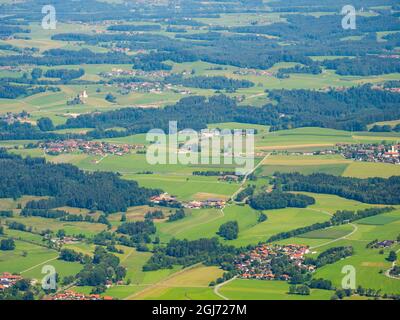 Blick über die Ausläufer der Chiemgauer Alpen in Oberbayern. Europa, Deutschland, Bayern Stockfoto