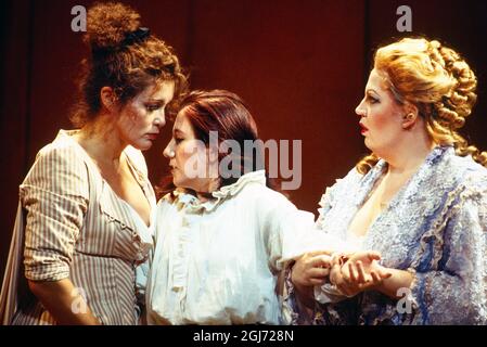 l-r: Sylvia McNair (Susanna), Monica Bacelli (Cherubino), Christine Brewer (Gräfin Almaviva) in LE NOZZE DI FIGARO an der Royal Opera, Covent Garden, London WC2 25/04/1994 Musik: Wolfgang Amadeus Mozart Libretto: Lorenzo Da Ponte Leitung: Harmut Haenchen Bühnenbild: Xenia Hausner Kostüme: Peter Pabst Beleuchtung: Franz David Regie: Johannes Schaaf Stockfoto