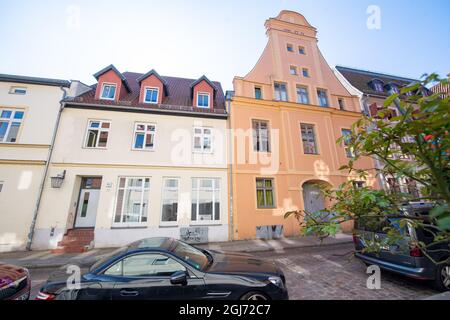 08. September 2021, Mecklenburg-Vorpommern, Stralsund: Blick auf renovierte Häuser in der Frankenstraße in der historischen Altstadt von Stralsund. Die Hansestadt Stralsund, erstmals 1234 erwähnt, ist aufgrund ihrer mehr als 500 denkmalgeschützten Gebäude einer der touristischen Anziehungspunkten Mecklenburg-Vorpommerns, die in den letzten Jahren größtenteils mit Hilfe der Treuhandreeagentur Stadterneuerungsgesellschaft Stralsund mbH (SES) aufwendig restauriert wurden. Die mittelalterliche Altstadt von Stralsund wurde zusammen mit der Hansestadt Wismar in das UNESCO-Weltkulturerbe Lis aufgenommen Stockfoto