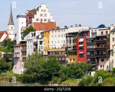 Die berühmte Uferpromenade. Die mittelalterliche Altstadt von Wasserburg am Inn im Chiemgau in Oberbayern, Europa, Deutschland, Bayern Stockfoto