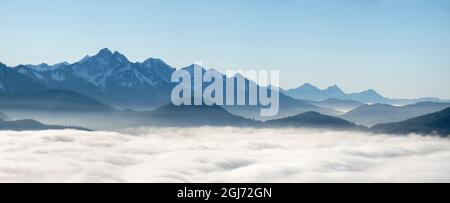 Blick vom Hoernle über ein Nebelmeer, das das Ammertal in Richtung Füssen versteckt. Bayerische alpen bei Unterammergau im Werdenfelser Land Stockfoto