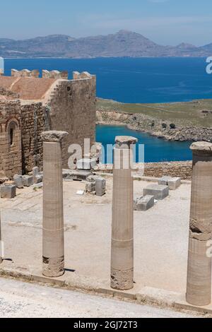 Griechenland, Rhodos. Historische, mittelalterliche Lindos Akropolis von Lindos. 4. Jahrhundert v. Chr. dorischen Tempel der Athena Lindia. Stockfoto